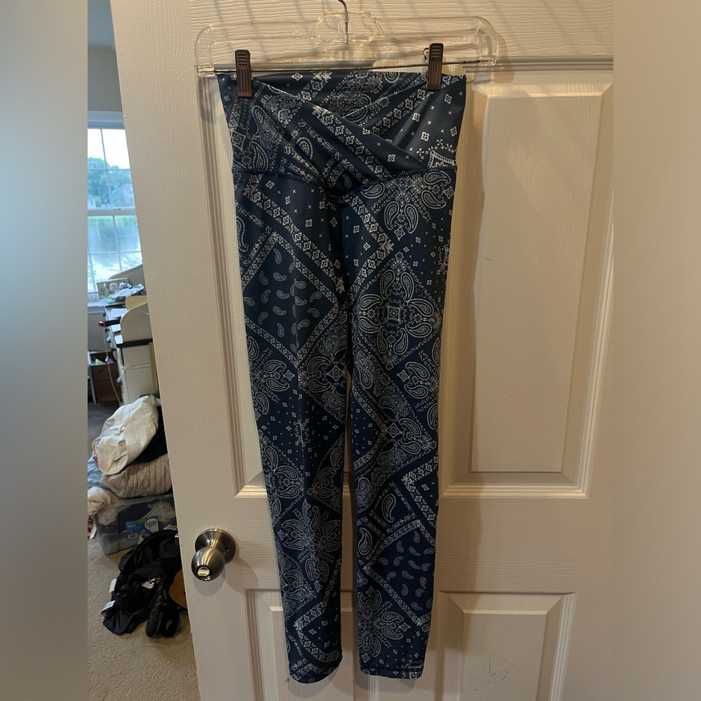 American Eagle blue bandana paisley cross over high waist leggings size small